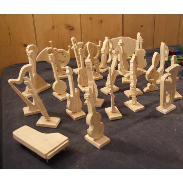 acorde&atilde;o montado sobre uma base com tema musical de madeira maci&ccedil;a feita &agrave; m&atilde;o