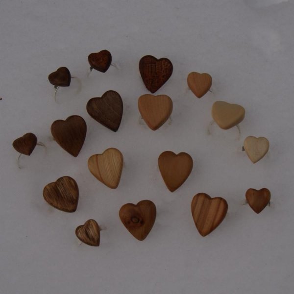 Bague cabochon en bois forme coeur Meleze a noeud largeur 20mm