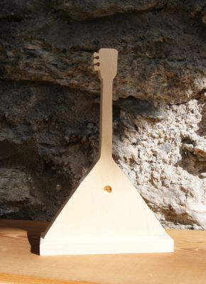 balalalika sobre base, decoração de mesa temática música, feita à mão