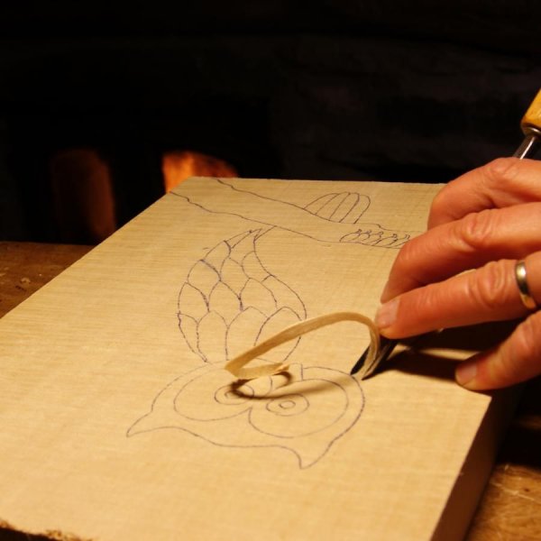 Coruja esculpida em baixo relevo, feita &agrave; m&atilde;o em Savoie