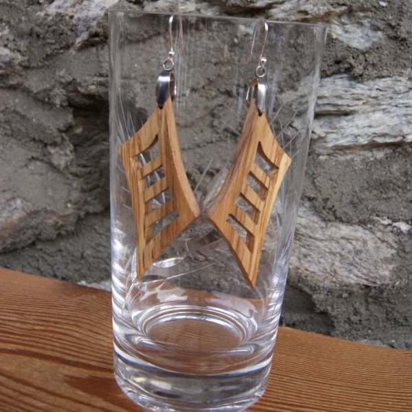 boucle d'oreille longue en bois bijou en bois fait main, forme g&eacute;om&eacute;trique