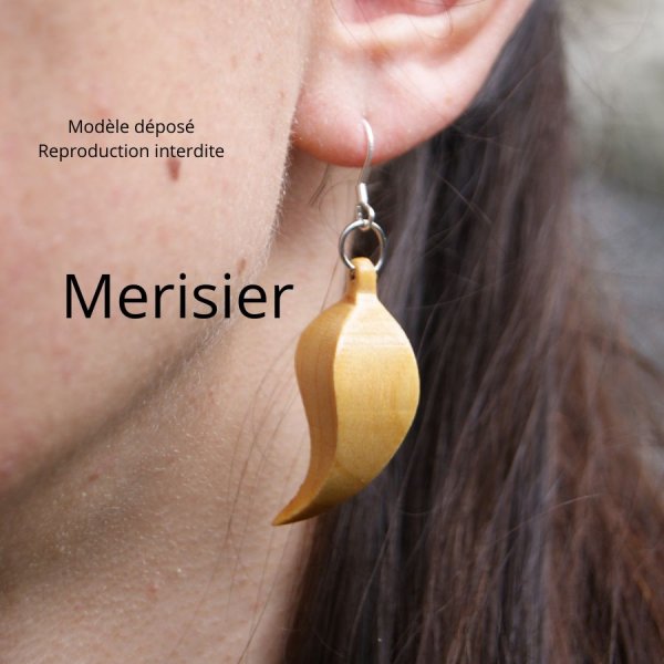 brinco de penas, feito &agrave; m&atilde;o, madeira de cerejeira encerada, natureza