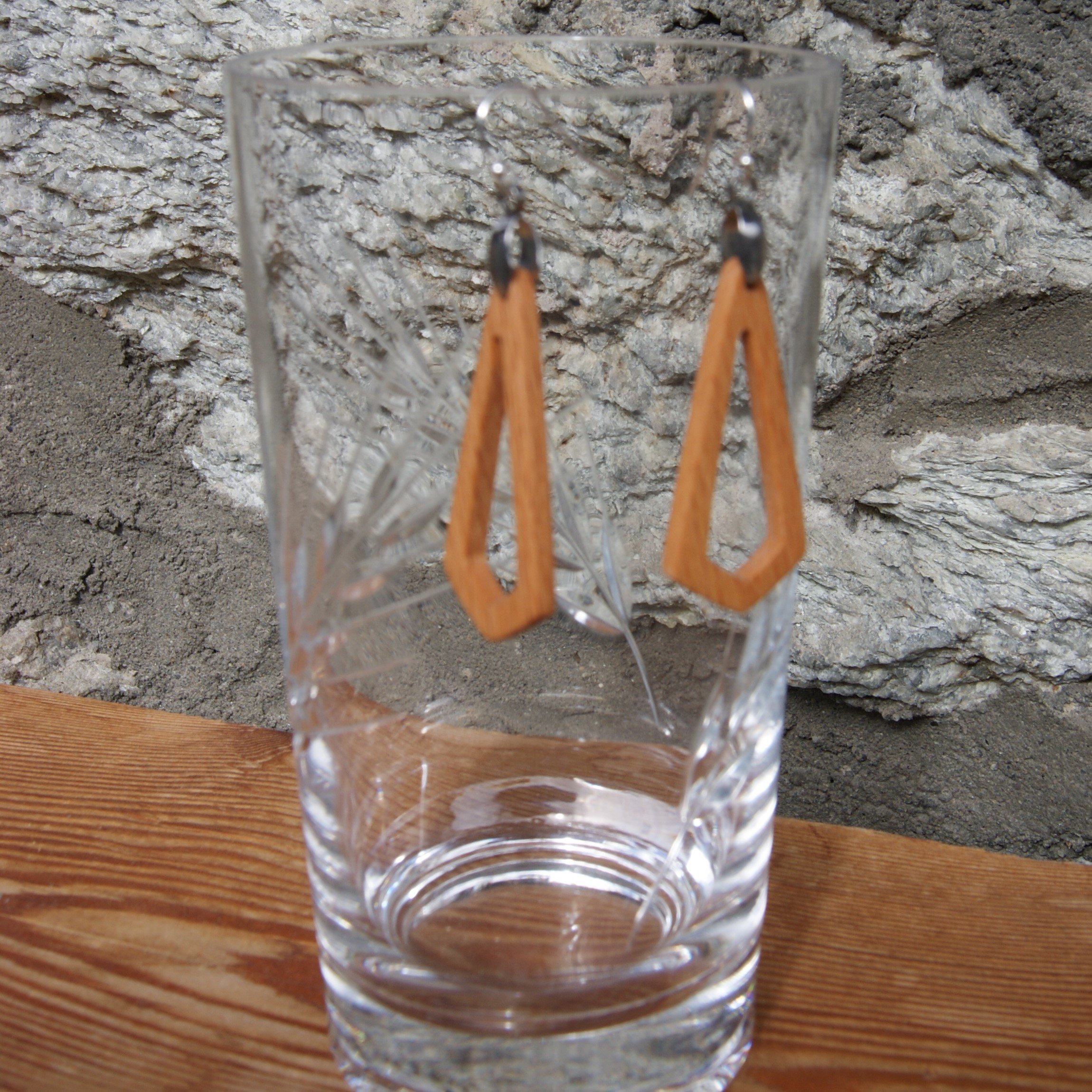 boucle d'oreille polygone ajour&eacute; en bois bijoux &eacute;thique en bois, bijou nature cir&eacute;, fait main