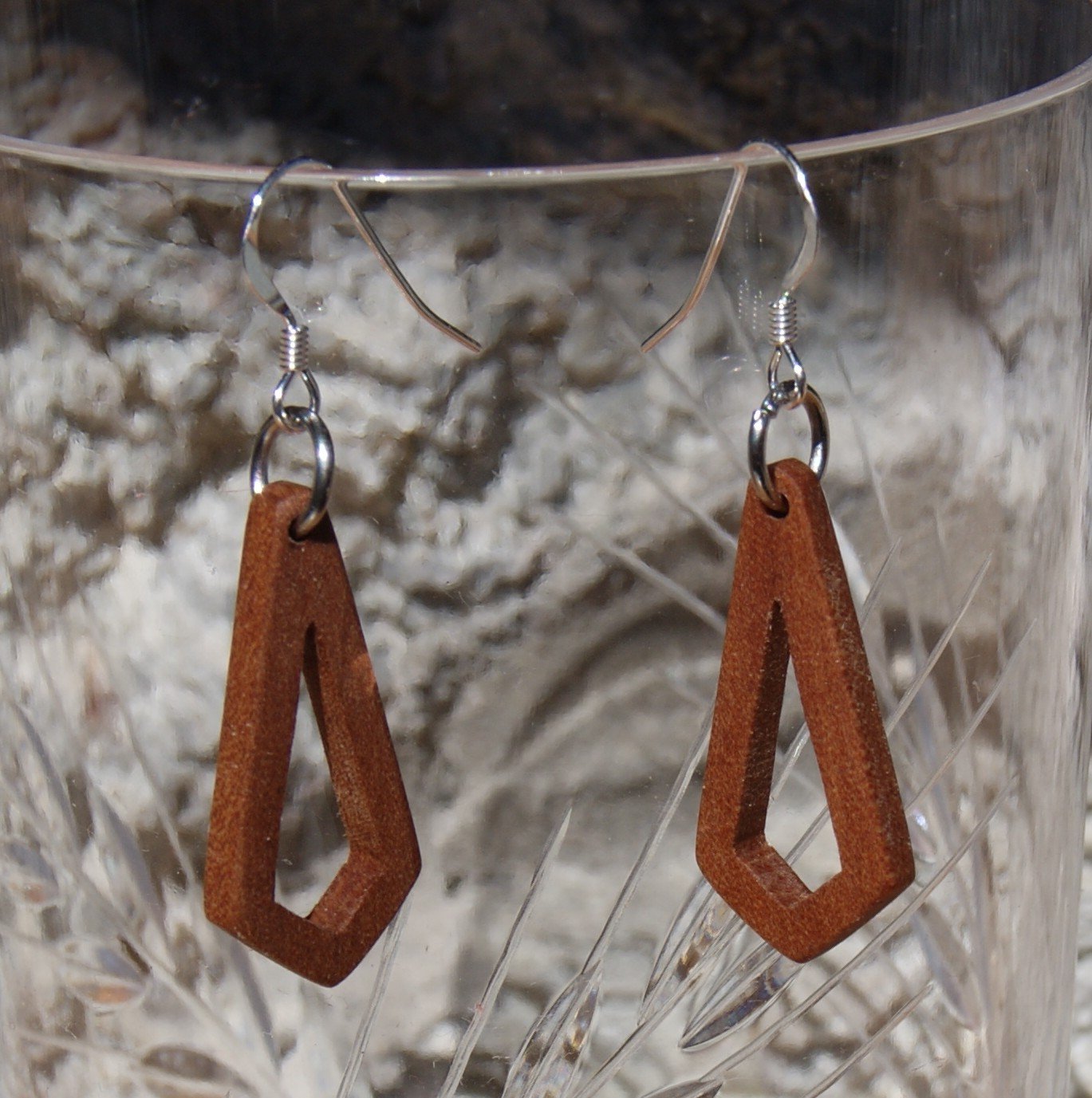 boucle d'oreille petit polygone ajour&eacute; en bois bijoux &eacute;thique en bois, bijou nature cir&eacute;, fait main