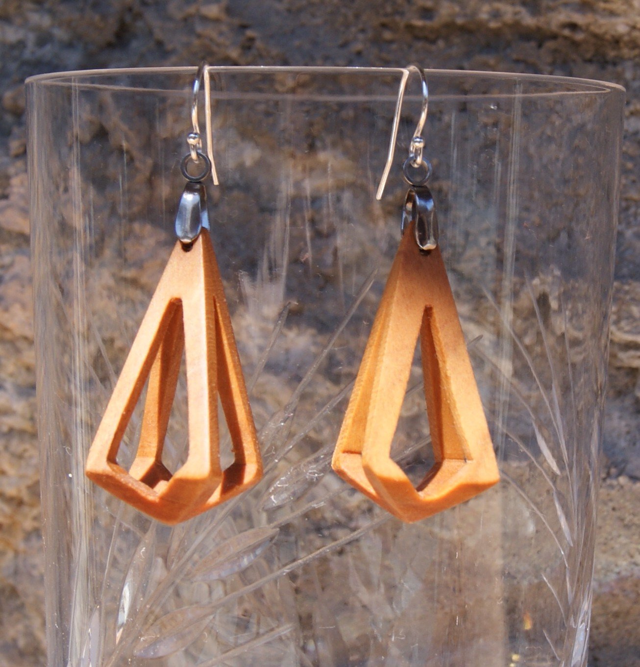 boucle d'oreille pyramide evidée bijou ethique en bois ciré, nature, fait main