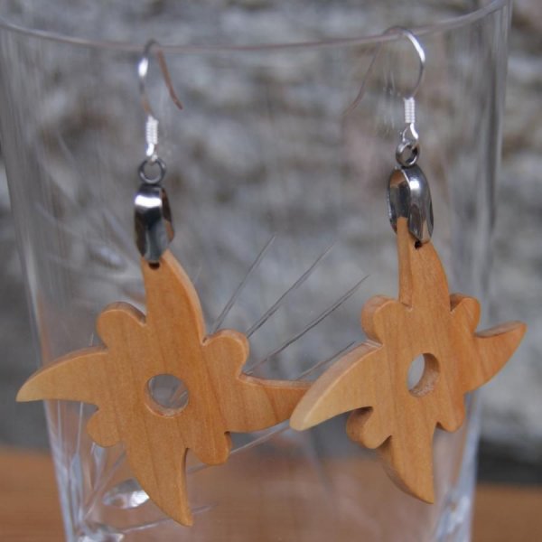 brincos de madeira de cerejeira encerada, feitos &agrave; m&atilde;o