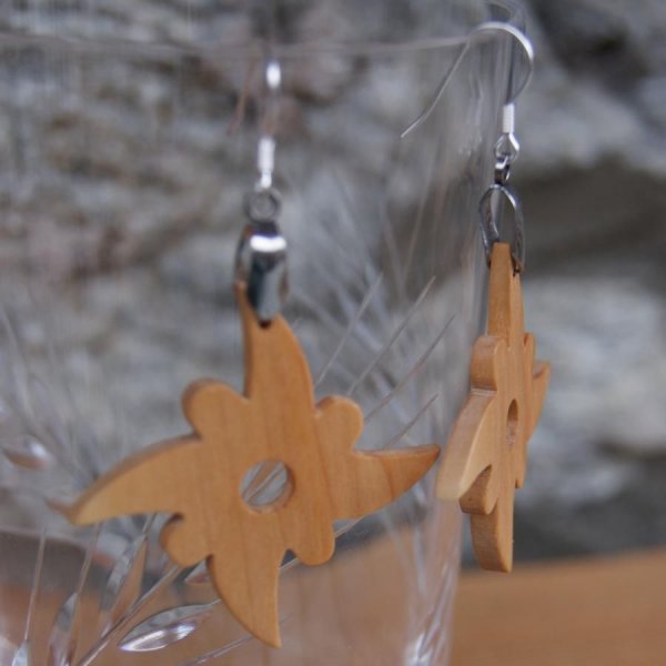 brincos de madeira de cerejeira encerada, feitos &agrave; m&atilde;o