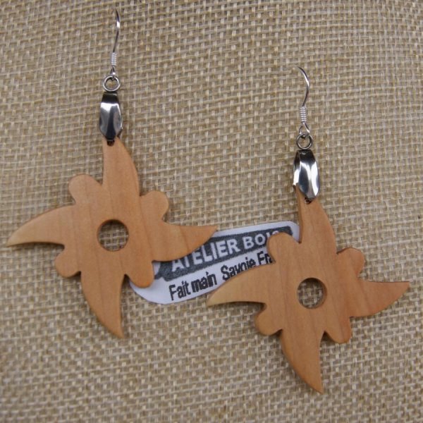 brincos de madeira de cerejeira encerada, feitos &agrave; m&atilde;o