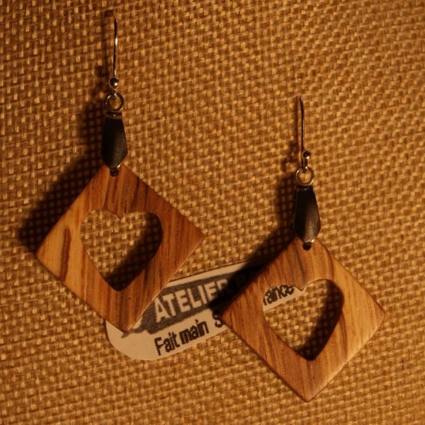brincos quadrados com cora&ccedil;&atilde;o de carvalho j&oacute;ias &eacute;ticas de madeira, casamento de madeira, dia de S&atilde;o Valentim, feitos &agrave; m&atilde;o