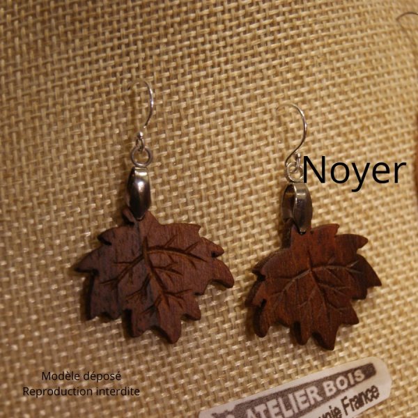 boucles d'oreilles feuille d'&eacute;rable  avec nervure en bois bijoux &eacute;thique en bois, bijou nature cir&eacute;, fait main
