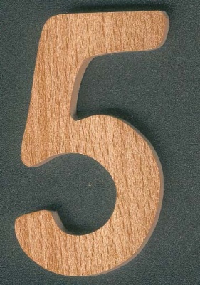 Número 5, 8cm de altura, madeira maciça, cortada à mão