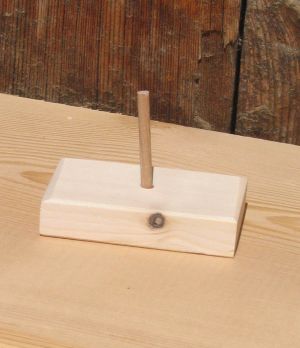 clarinete baixo montado sobre uma base, recortes de madeira, decoração musical para mesa de festas
