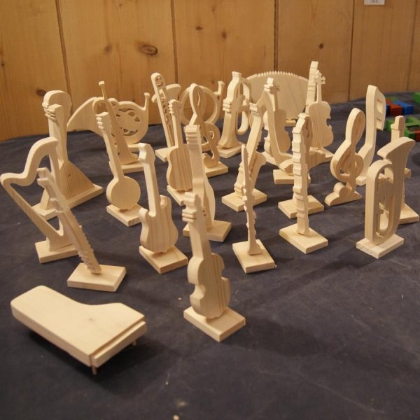 clarinete baixo montado sobre uma base, recortes de madeira, decora&ccedil;&atilde;o musical para mesa de festas