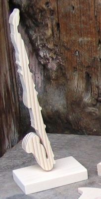 clarinete baixo montado sobre uma base, recortes de madeira, decoração musical para mesa de festas