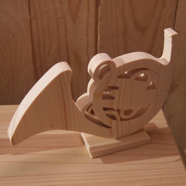 trompa de madeira montada sobre uma decora&ccedil;&atilde;o de base, pe&ccedil;a central de casamento feita &agrave; m&atilde;o tocador de trompa original