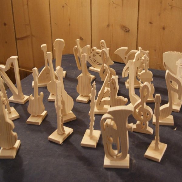 trompa de madeira montada sobre uma decora&ccedil;&atilde;o de base, pe&ccedil;a central de casamento feita &agrave; m&atilde;o tocador de trompa original