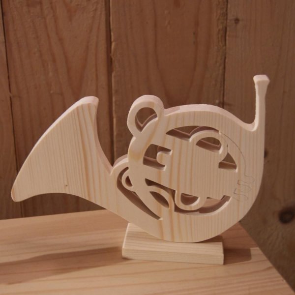 trompa de madeira montada sobre uma decora&ccedil;&atilde;o de base, pe&ccedil;a central de casamento feita &agrave; m&atilde;o tocador de trompa original