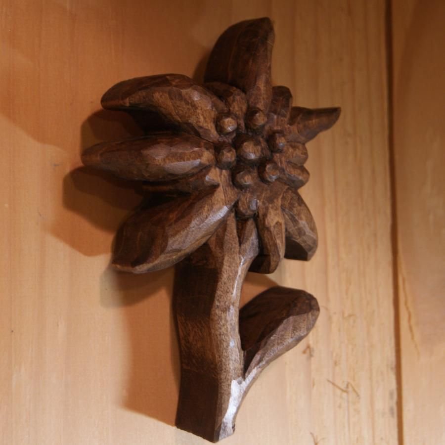 Edelweiss em madeira, talhada à mão e encerada, tom de noz, limoeiro, escultura, decoração interior