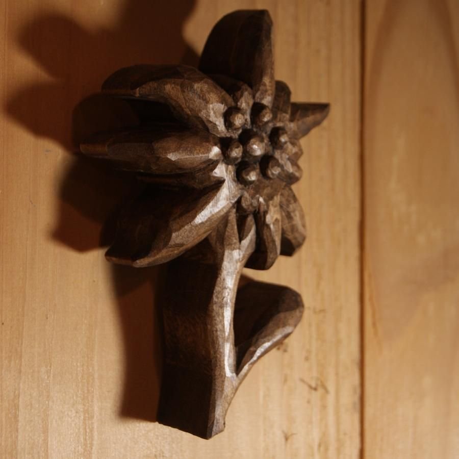 Edelweiss em madeira, talhada à mão e encerada, tom de noz, limoeiro, escultura, decoração interior