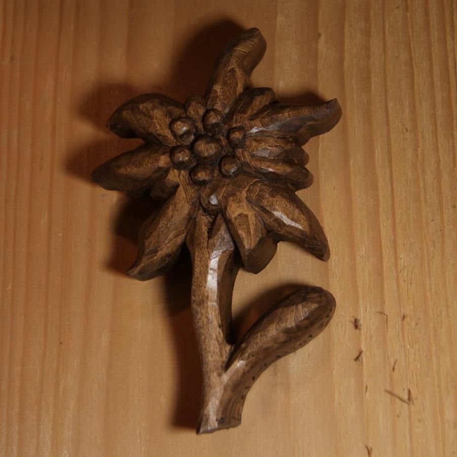 Edelweiss em madeira, talhada à mão e encerada, tom de noz, limoeiro, escultura, decoração interior