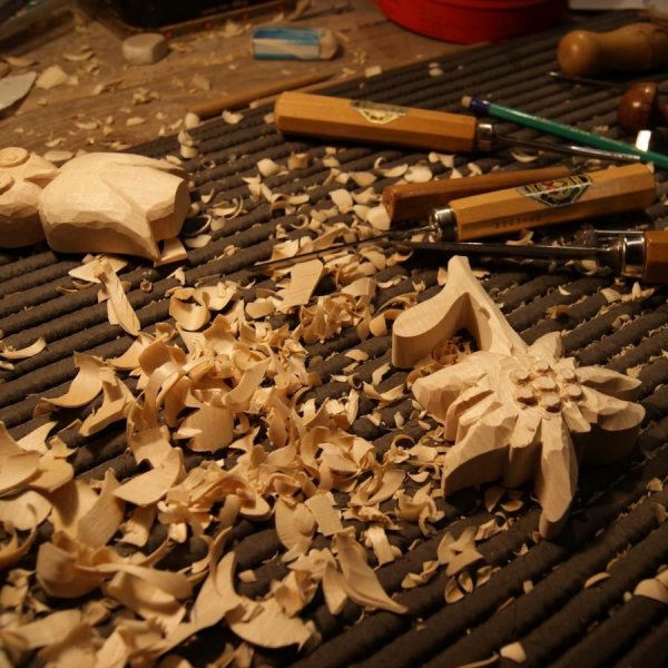 Edelweiss em madeira, talhada &agrave; m&atilde;o e encerada, tom de noz, limoeiro, escultura, decora&ccedil;&atilde;o interior