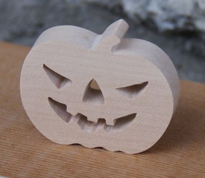 Figurinha de abóbora de Halloween em madeira para pintar