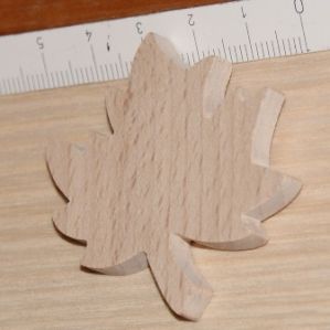 figurinha de folha de ácer para decorar e colar