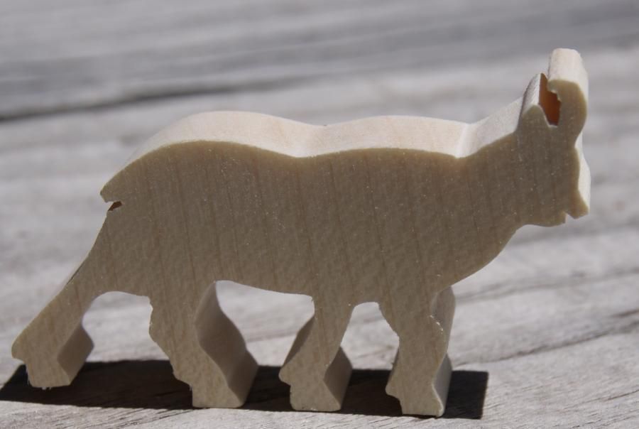 Figura de camurça em miniatura de madeira para decorar o tema da montanha