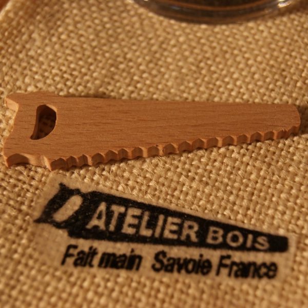 Serrote em miniatura de madeira maci&ccedil;a de faia, 3mm de espessura, decorado com um tronco de natal