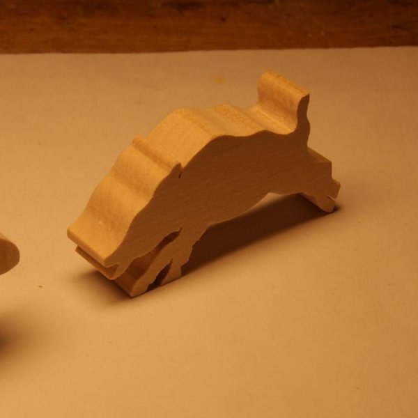 Natureza miniatura de figurinha de javali de madeira, ca&ccedil;a, floresta