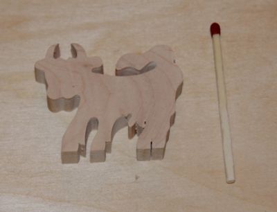 Figurinha de vaca de madeira miniatura para decorar