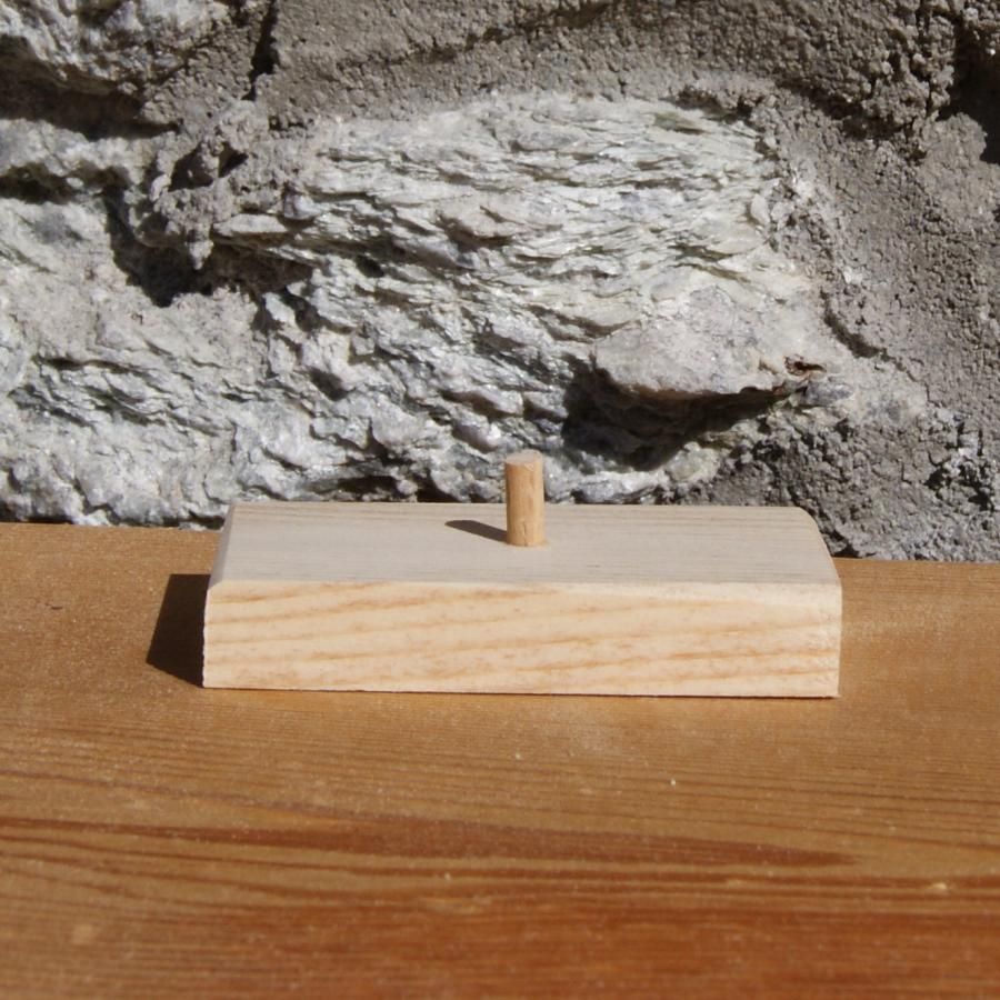 gravador montado sobre uma base para decoração de música de casamento, madeira feita à mão