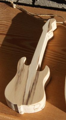 Guitarra eléctrica de 15 cm em madeira de bétula para pendurar na árvore