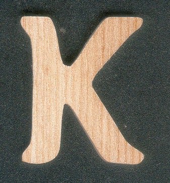 Letra K de madeira de freixo com 5 cm de altura