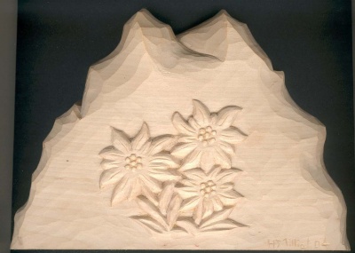 Montanha com edelweiss esculpida à mão