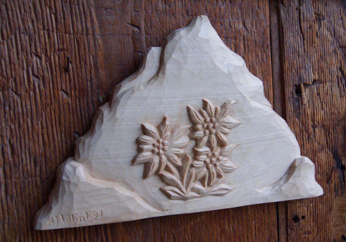 Montanha com edelweiss esculpida à mão