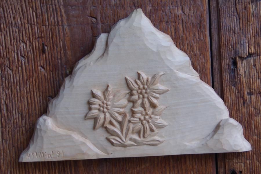 Montanha com edelweiss esculpida à mão
