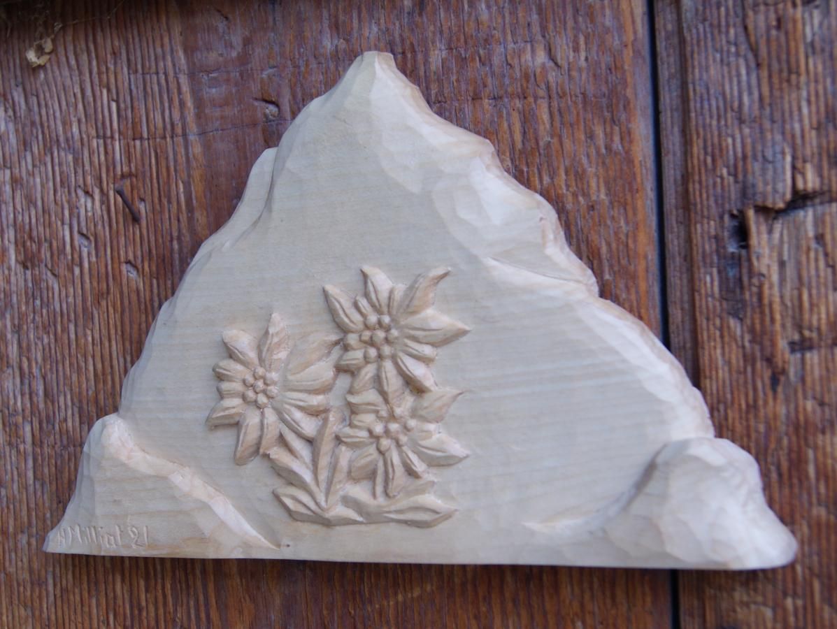 Montanha com edelweiss esculpida à mão