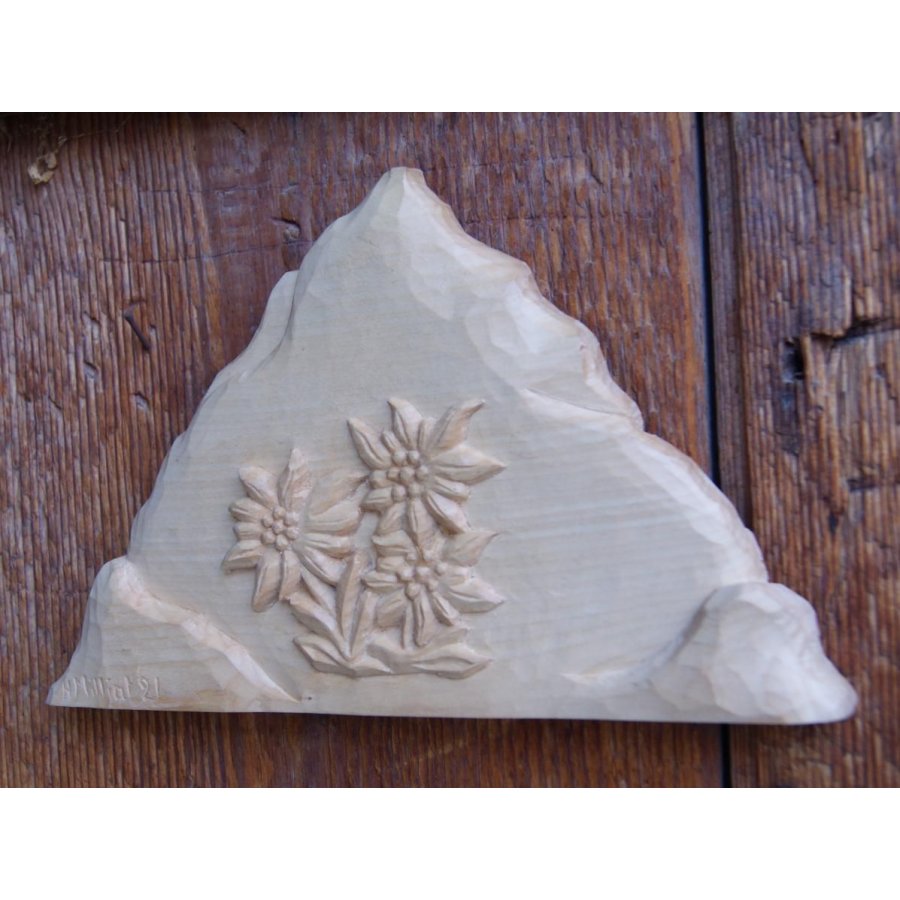 Montanha com edelweiss esculpida à mão
