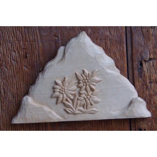 Montanha com edelweiss esculpida à mão