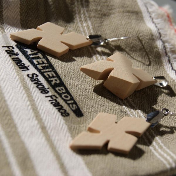 Conjunto de cruzetas, brincos e pingente de madeira de bordo feitos &agrave; m&atilde;o