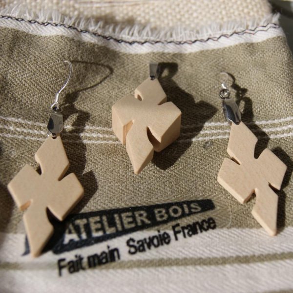 Conjunto de cruzetas, brincos e pingente de madeira de bordo feitos &agrave; m&atilde;o