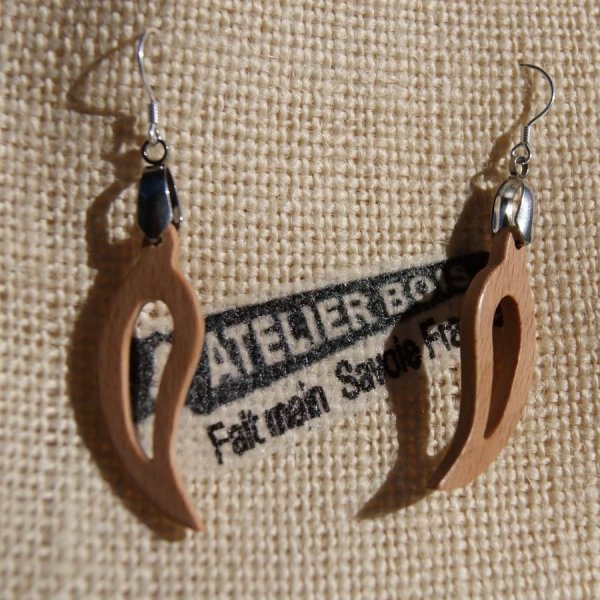 Conjunto de folha oca de faia, brincos e pingente feitos &agrave; m&atilde;o