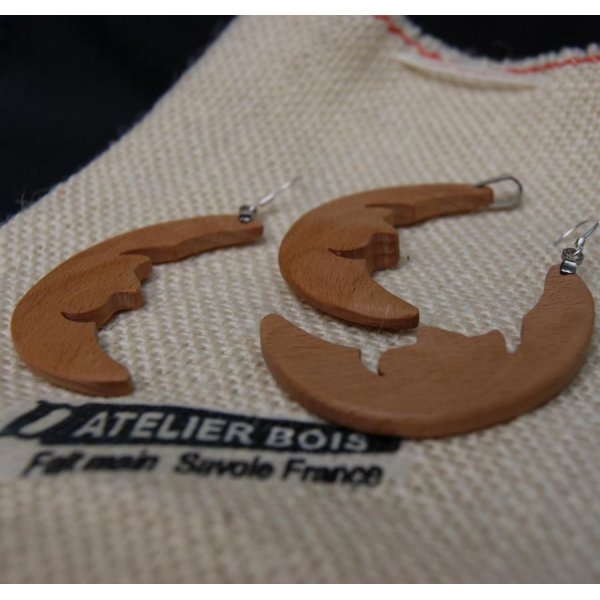 Conjunto lunar, brincos e pingente de madeira de faia, feitos &agrave; m&atilde;o