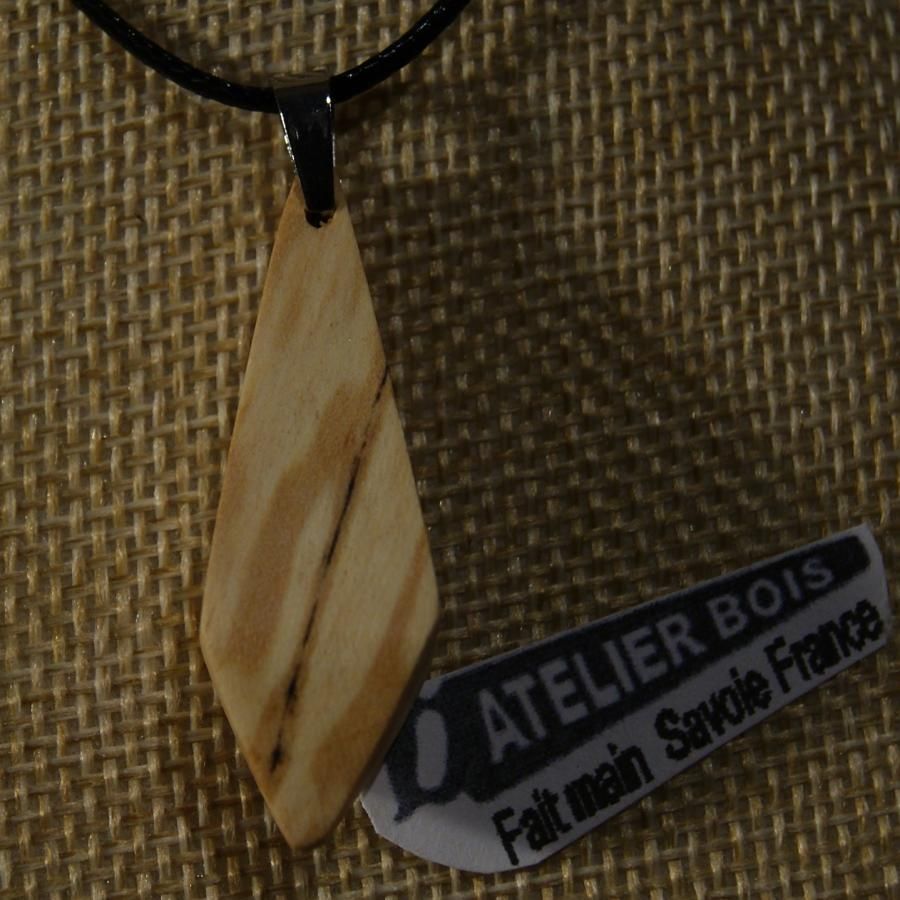 pingente feito de madeira de bétula encerada, jóia ética, feito à mão, em forma de pirâmide