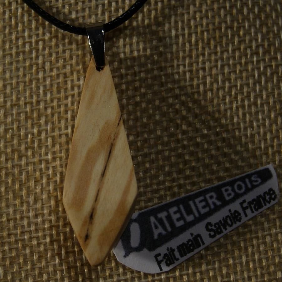 pingente feito de madeira de bétula encerada, jóia ética, feito à mão, em forma de pirâmide