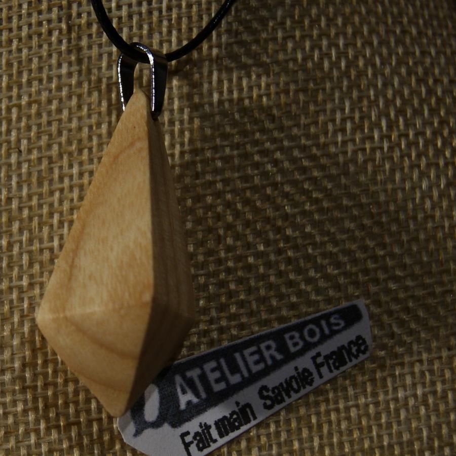 pingente feito de madeira de freixo encerado, jóia ética, feito à mão, em forma de pirâmide