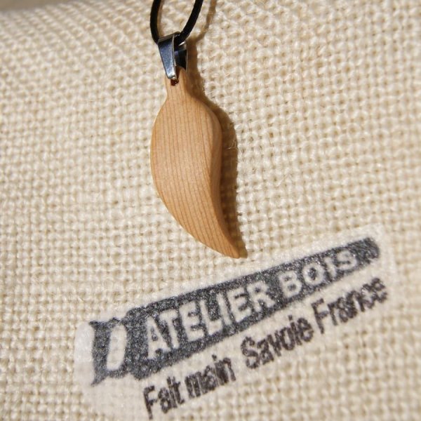 pena pendente de madeira ou folha de madeira de lari&ccedil;o encerado, j&oacute;ia &eacute;tica feita &agrave; m&atilde;o