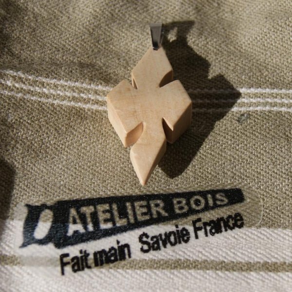 pingente cruzado em madeira de bordo encerado j&oacute;ia &eacute;tica, feito &agrave; m&atilde;o