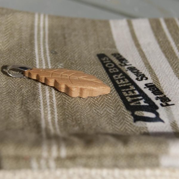 pingente de folha de carvalho em madeira de faia encerada j&oacute;ia &eacute;tica, feita &agrave; m&atilde;o